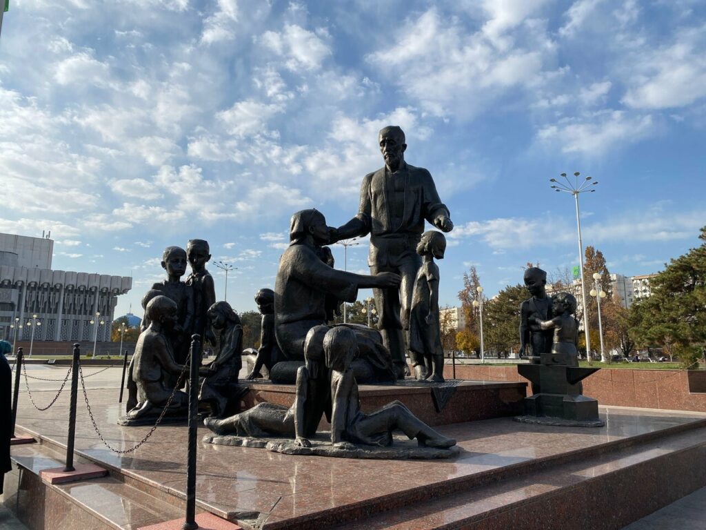 Монумент Дружбы народов в Ташкенте